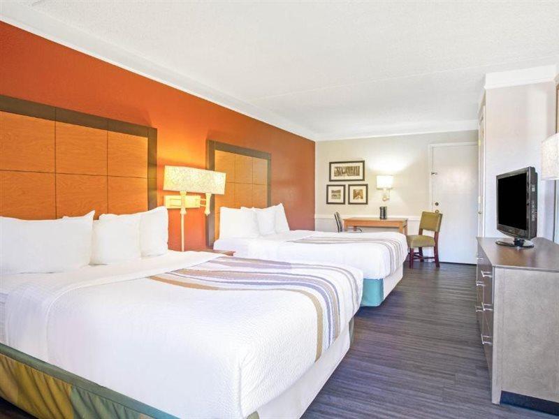 La Quinta Inn By Wyndham Виктория Экстерьер фото