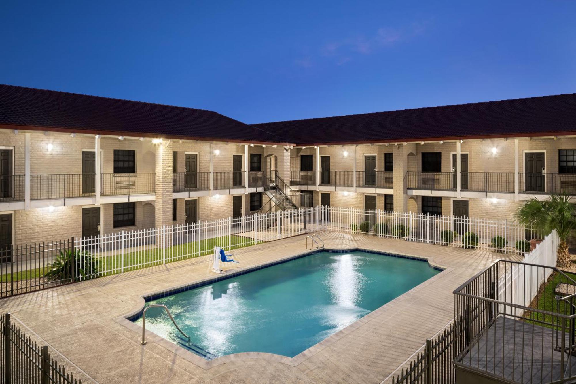 La Quinta Inn By Wyndham Виктория Экстерьер фото